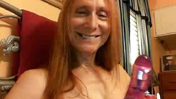 ກົ້ນ skinny ກັບປາກ whores ແບ່ງປັນ cock ໃຫຍ່ສີດໍາຂອງລາວ