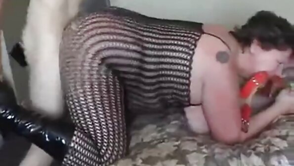 bitch ທີ່ມີ tits ໃຫຍ່ແມ່ນໃຫ້ວຽກເຮັດງານທໍາຟັນກັບຄູ່ຮ່ວມງານຂອງນາງ