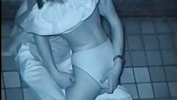 ຜິວເນື້ອສີຂາວ busty ກັບ tits ປອມຂະຫນາດໃຫຍ່ໄດ້ຮັບການ fucked ຍາກໃນ park ໄດ້