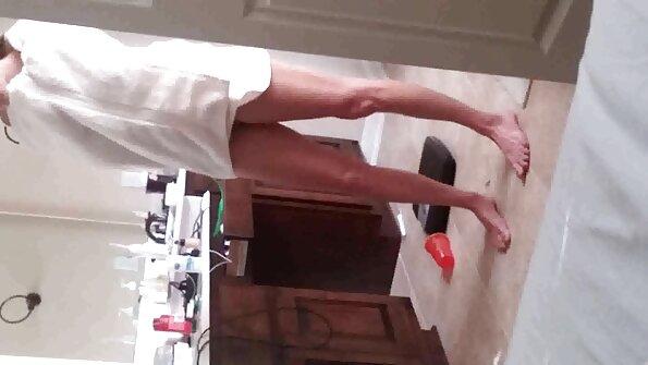 ຜິວເນື້ອສີຂາວທີ່ມີ pussy sexy ນັ່ງ pecker lover ຂອງນາງທີ່ຈະຂັບເຄື່ອນມັນ