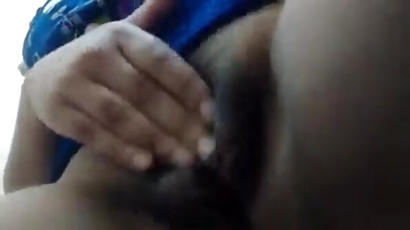 ໜ້າສົນໃຈ MILF ທີ່ມີຫົວນົມຮອບໆ ຂີ່ລົດຢອດເດັກນ້ອຍຢູ່ທາງສະລອຍນ້ຳ
