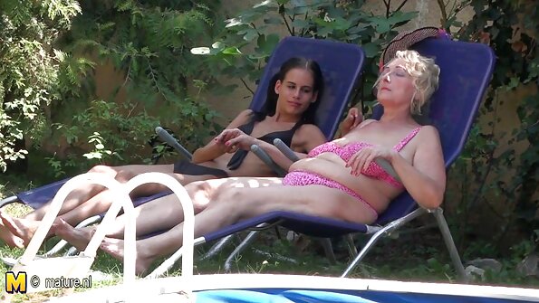 Black slut Mahogany Bliss ຢູ່ເທິງສຸດສໍາລັບການຂີ່ dick interracial