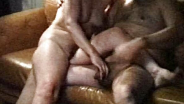 A slut ຮ້ອນແມ່ນ fucked ໃນສະໄຕ doggy pussy ຂອງນາງໂດຍສະນຸກເກີ