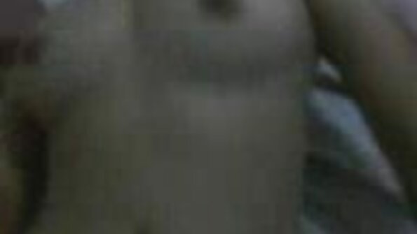 A bimbo sexy ແມ່ນເປີດ cunt ຂອງນາງແລະເຮັດ lewd ຮັກ