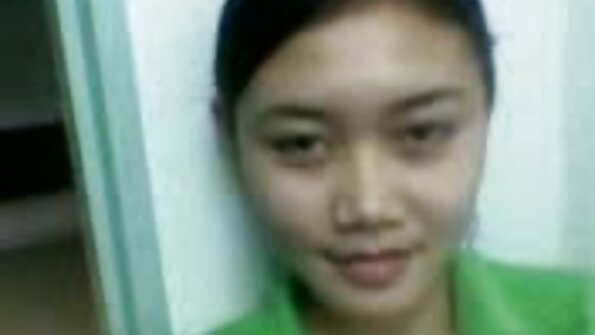ຄົນສວນກຳລັງຢຽດນາງສາວອ່ອນໆຢູ່ໃນອາກາດສົດໆ