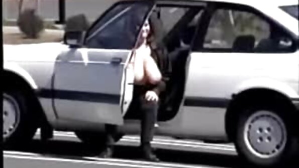 ເດັກນ້ອຍຫົວແດງເຈາະກັບ tits ທໍາມະຊາດ cuckolds ຜົວຂອງນາງ