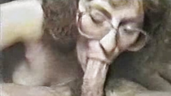 ຜິວເນື້ອສີຂາວ MILF ກັບ tits ໄດ້ຕະຫຼອດ seduces ເພື່ອນຮ່ວມງານຫຼັງຈາກການເຮັດວຽກ
