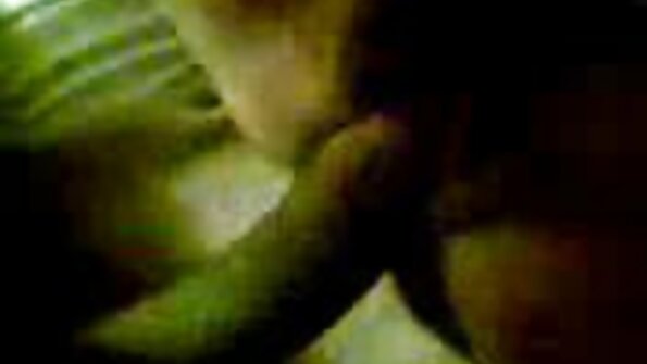 ຜິວເນື້ອສີຂາມີກົ້ນ sexy ແມ່ນໄດ້ຮັບການສໍາພັດຫຼາຍໂດຍຜູ້ຊາຍຂອງນາງ
