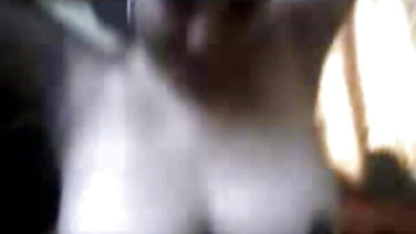Pornstar ໃນຫ້ອງດໍາລົງຊີວິດຂອງລາວຕ້ອງການ cock ໃຫຍ່ໃນ pussy slick ຂອງນາງ