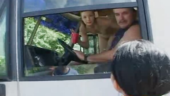 A busty bimbo ທີ່ ມີ fucks ກົ້ນ ທີ່ ປະ ເສີດ ຍາກ ໃນ ເຮ ືອນ ຄົວ