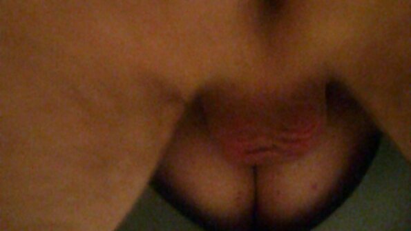 Ladies ດູດ dick ແລະລົງໄປກ່ຽວກັບກັນແລະກັນຢູ່ໃນຫ້ອງຮັບແຂກ