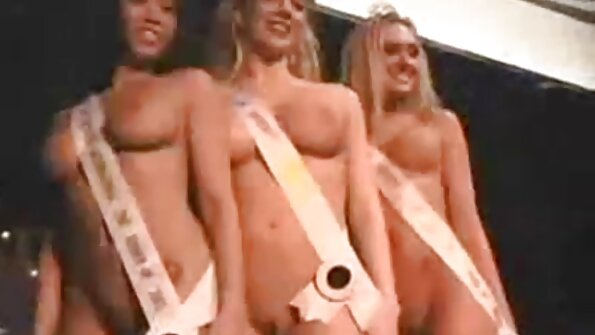 ສອງ MILFs ຕື່ນເຕັ້ນເລຍແລະນິ້ວມືຂອງ peach ຂອງກັນແລະກັນກ່ຽວກັບ couch