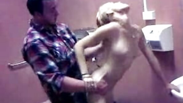 ເດັກຍິງ sexy ກໍາລັງນັ່ງຢູ່ໃນ cocks ບາງໃນຂະນະທີ່ພວກເຂົາເຈົ້າກໍາລັງ fucking ໃນ orgy ໄດ້