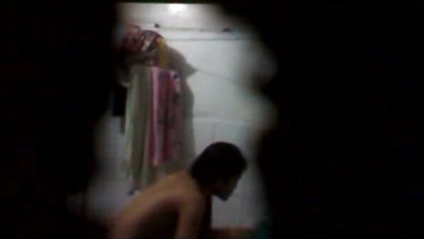 MILF ໃຊ້ເວລາຢູ່ໃນບໍລິສັດຂອງຜູ້ຊາຍປ່າທໍາມະຊາດເຈາະຂອງນາງ